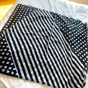 Black & White scarf // 2 designs in one scarf!